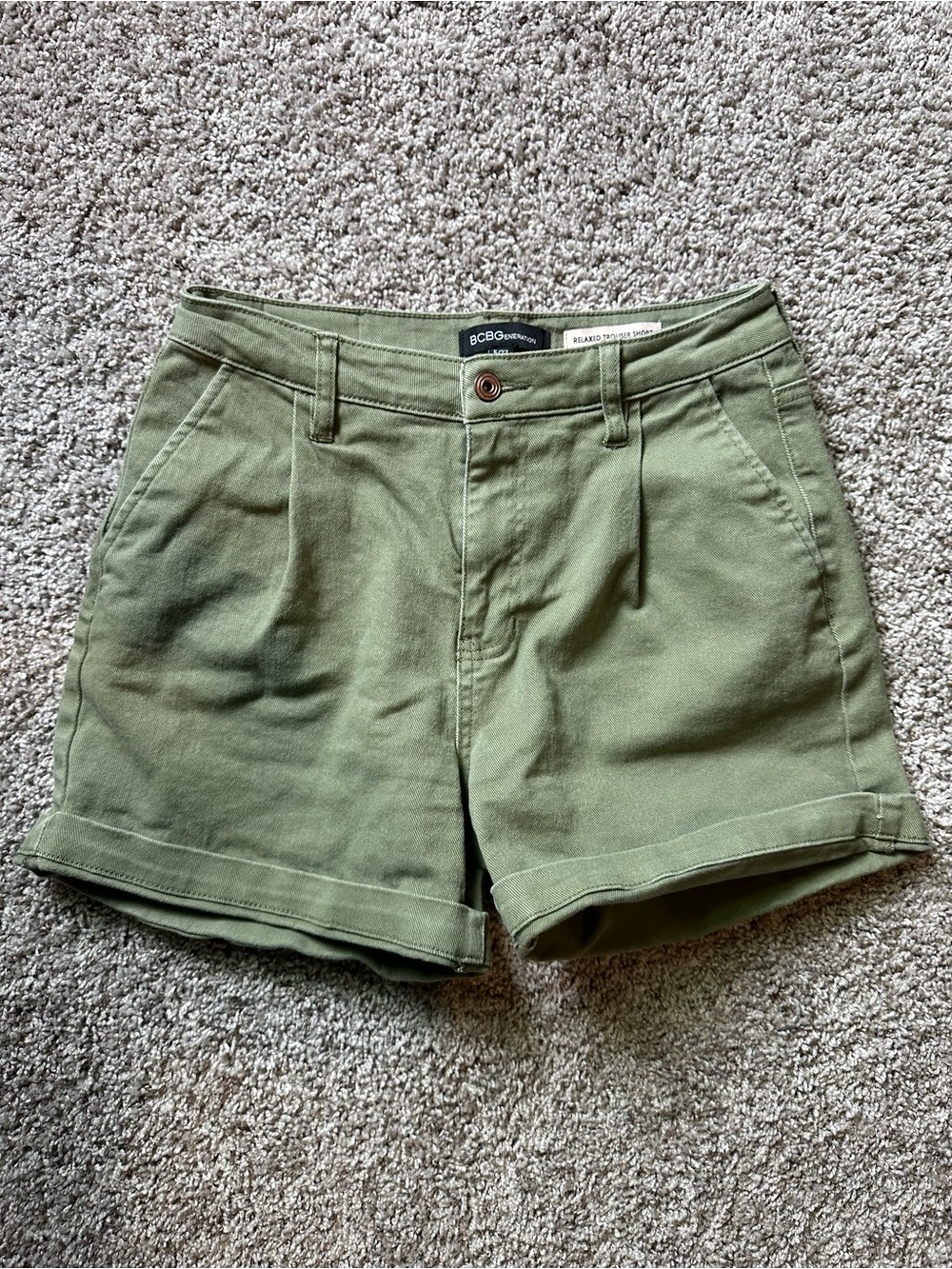 BCBG Tailored Shorts Green Women's Size 4 Mid Rise Pockets Zip Closure
